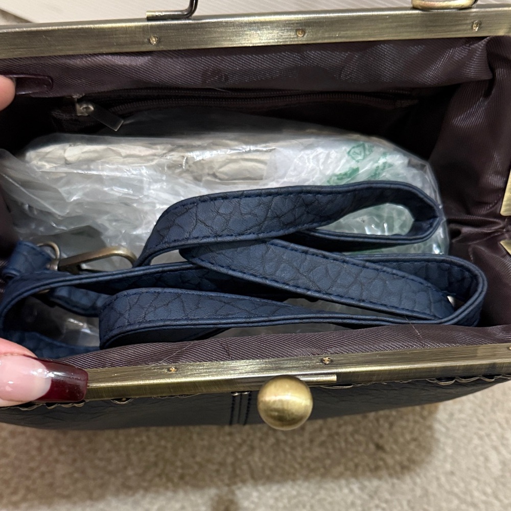 Vintage-Inspired Navy Clutch with Gold Detailing Retro - Picture 2 of 3